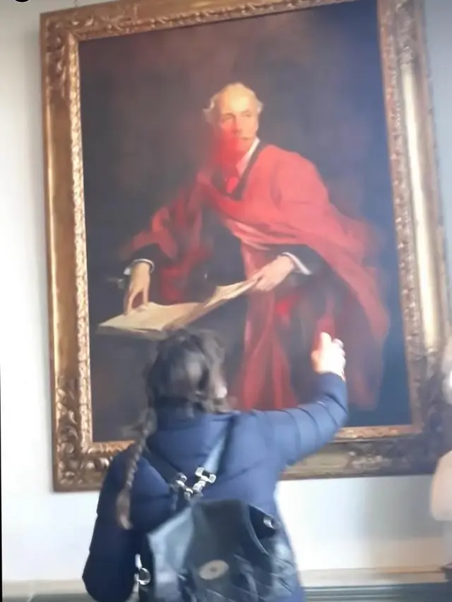 Seorang aktivis pro-Palestina merusak lukisan Lord Balfour yang berada di University of Cambridge, Inggris. (Instagram/@pal_action)