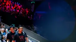 Pebulu tangkis ganda putra Indonesia, Mohammad Ahsan/Hendra Setiawan memasuki court saat melakukan laga ekhibisi melawan pasangan Seo Seung-jae dan Kevin Sanjaya dalam acara 'Moment of Honor The Daddies' sebelum laga final Indonesia Masters 2025 di Istora Senayan, Jakarta, Minggu (26/01/2025). (Bola.com/Bagaskara Lazuardi)