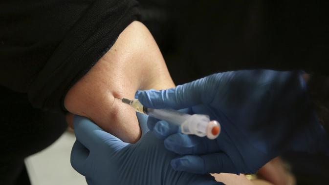 Ilustrasi suntik vaksin campak (AP/Seth Wenig)