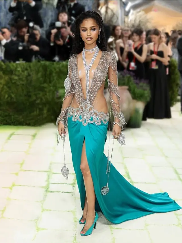 Tyla dan Hailey Bieber Ikut Populerkan Sepatu Valentino Kontroversial