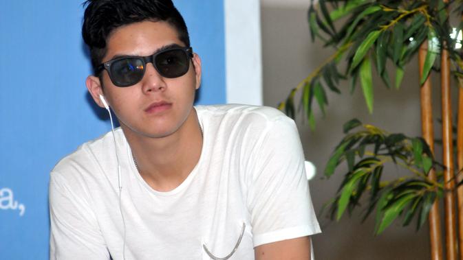  Foto Al Ghazali Pakai Anting Ini Bikin Geger Penggemar 