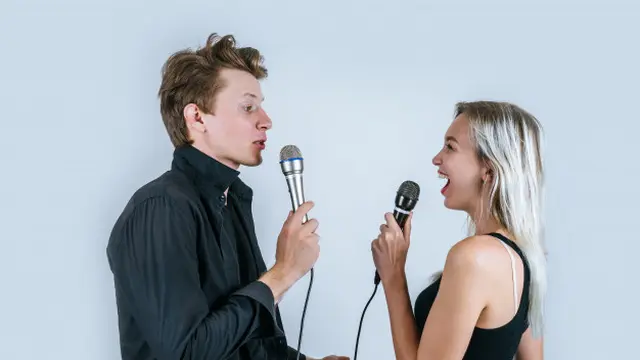 Karaoke Bersama Pasangan di Rumah