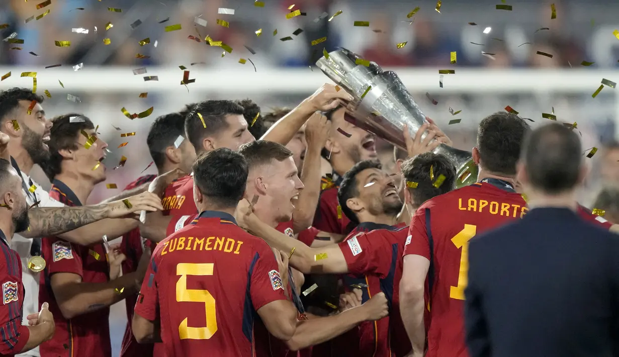 Selebrasi para pemain Timnas Spanyol dengan trofi juara setelah mengalahkan Kroasia pada laga final UEFA Nations League 2022/2023 di De Kuip Stadium, Rotterdam, Senin (19/6/2023) dini hari WIB. Timnas Spanyol menang 5-4 atas Kroasia lewat adu tendangan penalti. (AP Photo/Peter Dejong)