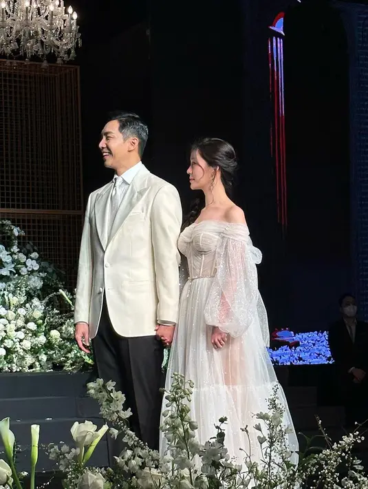 Sehari setelahnya, agensi baru yang menaungi Lee Seung Gi membagikan potret wedding pictorial mereka. Keduanya tampil begitu serasi dibalut busana pengantin yang berbeda. [Foto: twitter].