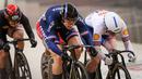 Reaksi pebalap sepeda Prancis, Gros Mathilde (kiri) saat berkompetisi pada nomor keirin putri UCI Track Nations Cup 2023 di Jakarta International Velodrome, Rawamangun, Jakarta, Minggu (26/02/2023). (Bola.com/Bagaskara Lazuardi)