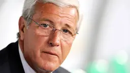 Italy's national football team coach Marcello Lippi watches his team during their World Cup 2010 group 8 qualifying football match against Ireland at St.Nicola stadium in Bari on April 1, 2009. AFP PHOTO / ALBERTO PIZZOLI