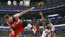 Pemain Chicago Bulls, Dwyane Wade (kanan) melakukan tembakan saat dihadang pemain Washington Wizards, Jason Smith pada laga NBA basketball game di United Center, Chicago, (21/12/2016).  Wizards menang 107-97. (AP/Charles Rex Arbogast)
