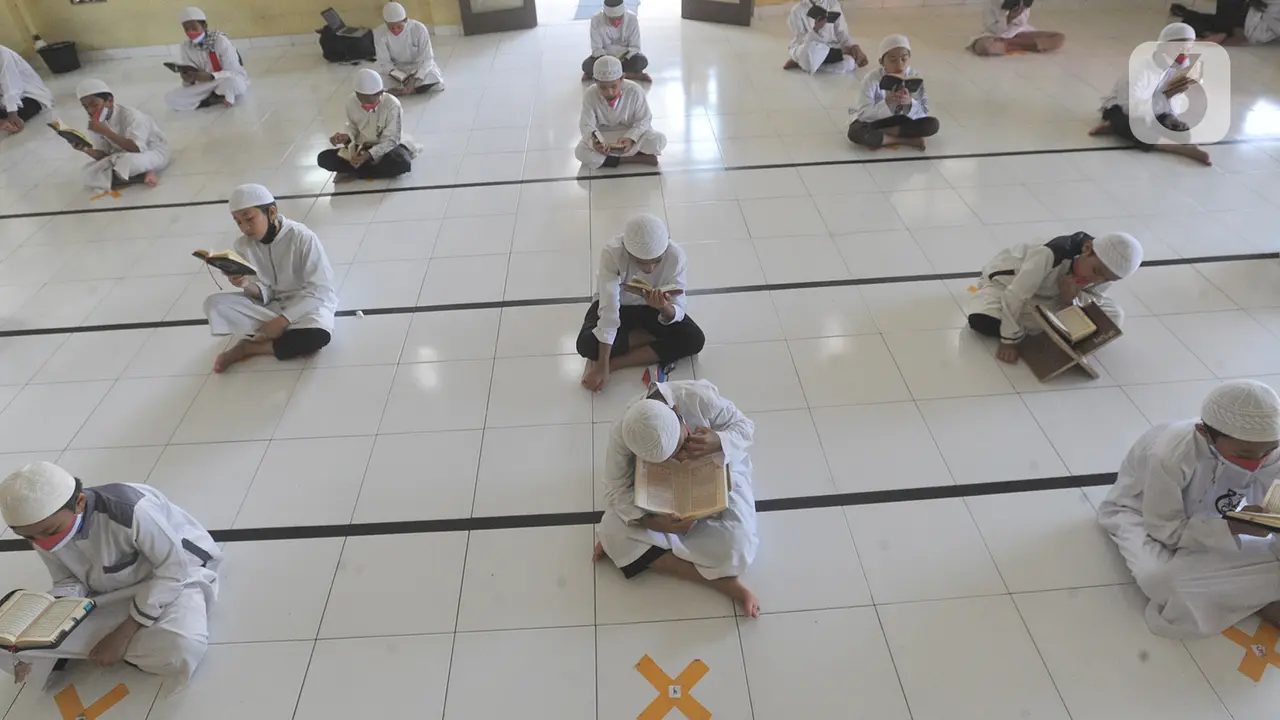 Para Santri Ikuti Khatam Al Quran Saat Pandemi