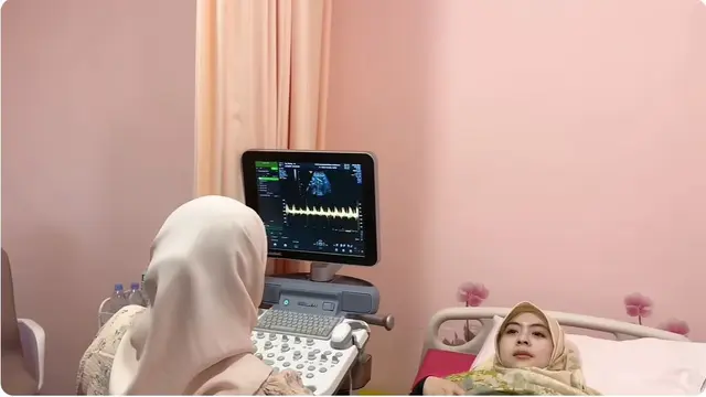 6 Potret Kakak Ria Ricis Periksa Kandungan Ditemani Suami, Bayi Aktif saat di USG
