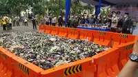 4 ribu lebih botol miras dimusnahkan di Kantor Wali Kota Tangerang. (Liputan6.com/Pramita Tristiawati)