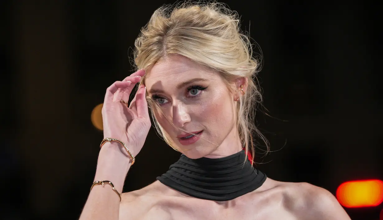 Elizabeth Debicki berpose untuk para fotografer saat tiba untuk pemutaran perdana serial 'The Crown' season 5 di London, Inggris, 8 November 2022. Elizabeth Debicki memakai beberapa gelang emas dan menata rambut pirangnya menjadi updo. (Photo by Scott Garfitt/Invision/AP)