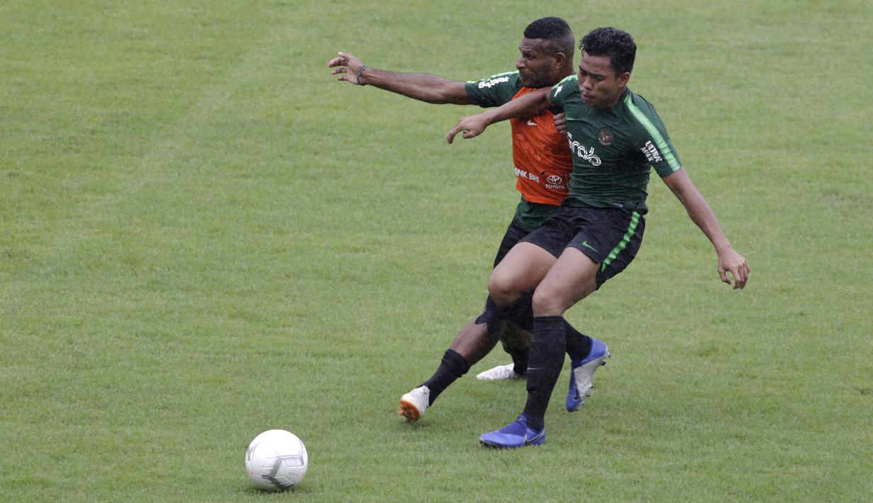 Pemain Timnas Indonesia U-22, Marinus Wanewar, berebut bola dengan Nur Hidayat saat internal games di Stadion Madya, Jakarta, Sabtu (19/1). Latihan ini merupakan persiapan jelang Piala AFF U-22. (Bola.com/Yoppy Renato)