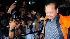 Komisi Pemberantasan Korupsi menahan mantan Ketua Komisi VI DPR, Sutan Bhatoegana, Jakarta, Senin (2/2/2015). (Liputan6.com/Faisal R Syam)