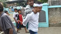 Cawagub Dedi Mulyadi Gendong Dede, Pengemis di Jalanan Bekasi (Liputan6.com/Abramena)