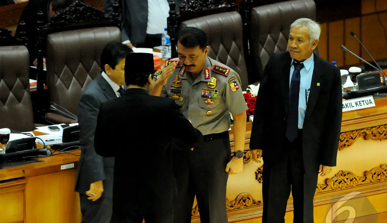 Komjen Pol Budi Gunawan memberikan hormat kepada Ketua Sidang Paripurna Taufik Kurniawan, Jakarta, Kamis (15/1/2015). (Liputan6.com/Faisal R Syam)