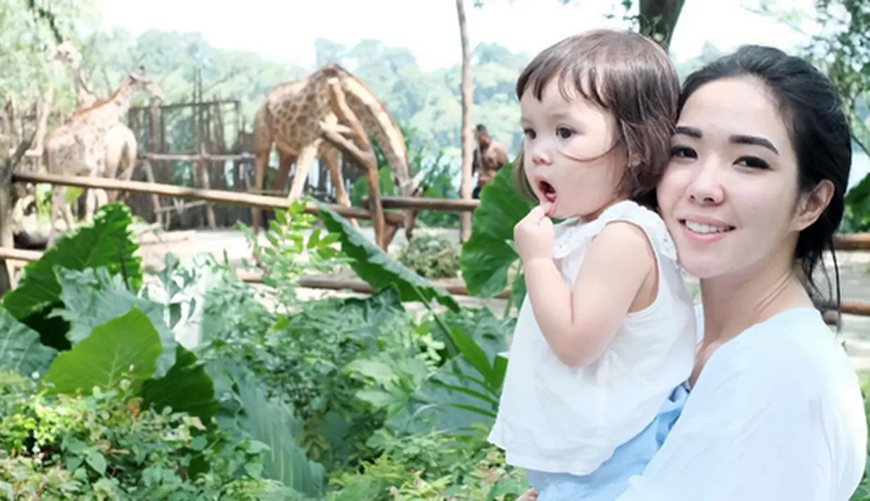 Selama lima hari keluarga kecil ini memanfaatkan liburan ke Singapura. Beberapa tempat disambangi. Tidak lupa juga untuk memanjakan si kecil, tempat mainan anak-anak dan kebon binatang.  (Instagram/gisel_la)
