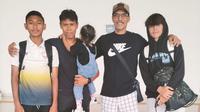 Daniel Alfrido dan Dodok Anang Zuanto foto bersama Erick Ibrahim serta Tristan Raissa. (Bola.com/Gatot Sumitro)