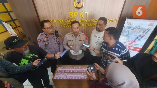 Polisi amankan peti berisi ratusan juta uang palsu di sebuah villa di Kecamatan Kadudampit Kabupaten Sukabumi (Liputan6.com/Fira Syahrin).