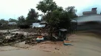 Selain korban tewas, bencana longsor juga mengakibatkan sejumlah warga luka-luka dan merusak rumah milik warga. (Liputan6.com/Eka Hakim).