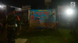 Petugas gabungan melakukan razia ke sebuah depot jamu yang ada di kawasan Duren Sawit, Jakarta, Jumat (25/5). Razia tersebut terus dilakukan selama bulan suci Ramadan 1439 Hijriyah. (Merdeka.com/Imam Buhori)