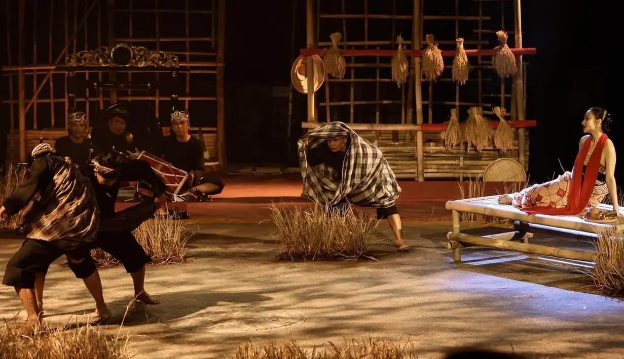 Rambut yang ditata dengan gaya sleek; ditarik rapi ke belakang dan disanggul semakin memperkental penampilannya sebagai penari Jawa. [Foto: Instagram/happysalma]