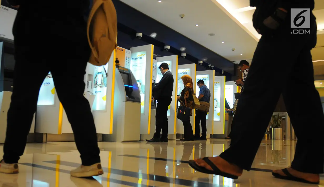 Nasabah melakukan transaksi di ATM Mandiri, Jakarta, Senin (29/4/2019). Laba Bank Mandiri tumbuh 23,4 persen secara tahunan atau year on year (YoY). (Liputan6.com/Angga Yuniar)