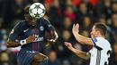 Pemain PSG, Serge Aurier (kiri), berebut bola dengan pemain Basel, Taulant Xhaka, dalam laga lanjutan Grup A Liga Champions di Stadion Parc Des Princes, Paris, Kamis (20/10/2016) dini hari WIB. (AFP/Franck Fife)