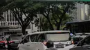 Sejumlah kendaraan melintasi rambu elektronik yang berada di Jalan Sudirman, Jakarta, Kamis (28/3). Dinas Perhubungan DKI Jakarta berencana menambah pemasangan rambu elektronik di sejumlah ruas jalan Ibu Kota. (Liputan6.com/Faizal Fanani)