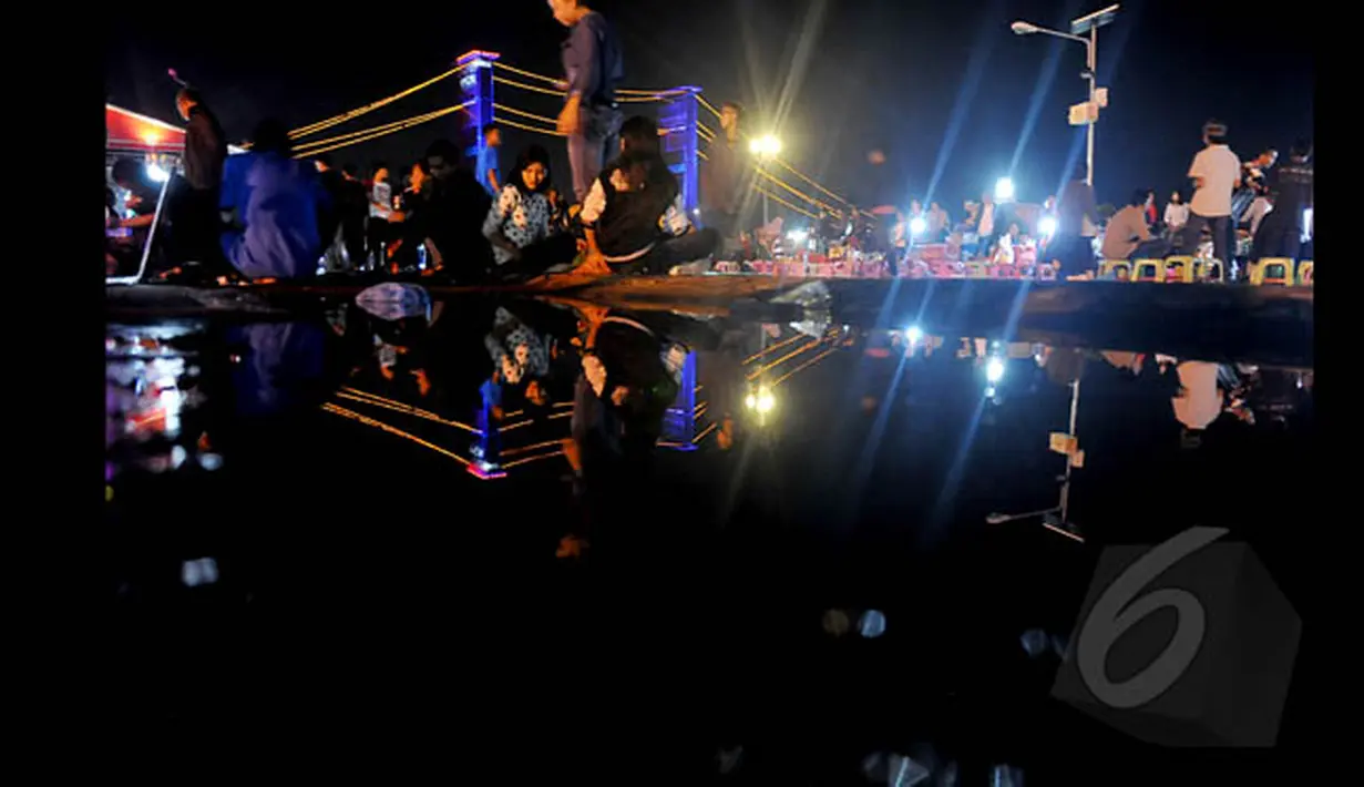 Ratusan pengunjung sedang menikmati malam di Benteng Kuto Besak, Palembang. Foto diambil pada Sabtu (24/1/2015). (Liputan6.com/Johan Tallo)