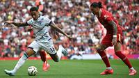 Darwin Nunez (kanan) mencoba membayangi pemain Bournemouth, Marcus Tavernier, dalam laga lanjutan pekan kelima Liga Inggris, Sabtu (21/9/2024). ( AFP/Paul Ellis)