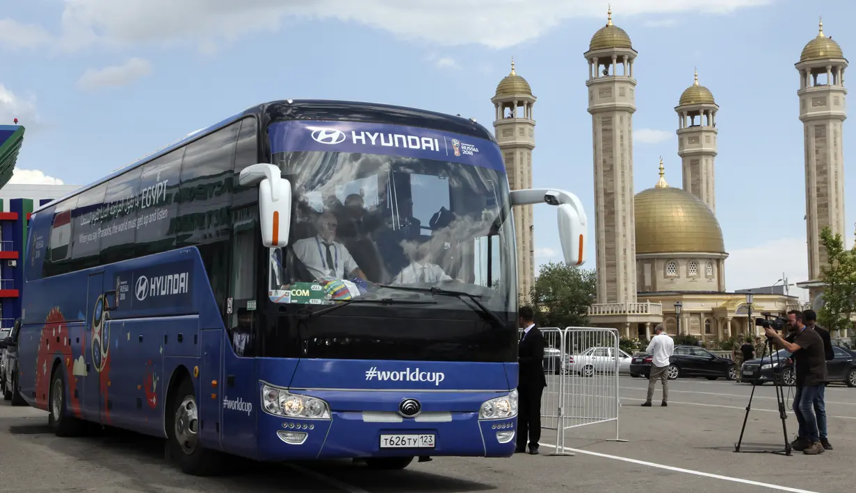 Para pemain Mesir langsung naik bus saat tiba di Bandara Grozny, Chechnya, Minggu (10/6/2018). Pada Piala Dunia 2018, Mesir tergabung di Grup A bersama Rusia, Uruguay dan Arab Saudi. (AP/Musa Sadulayev)