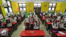 Siswa-siswi menunjukan surat untuk Presiden RI. Joko Widodo di SDN Sukasari 4 Kota Tangerang, (29/16). Isi Surat Siswa-siswi tersebut meminta Presiden Jokowi bisa hadir ke sekolahan kami di SDN Sukasari 4 Kota Tangerang. (Liputan6.com/Faisal R Syam)