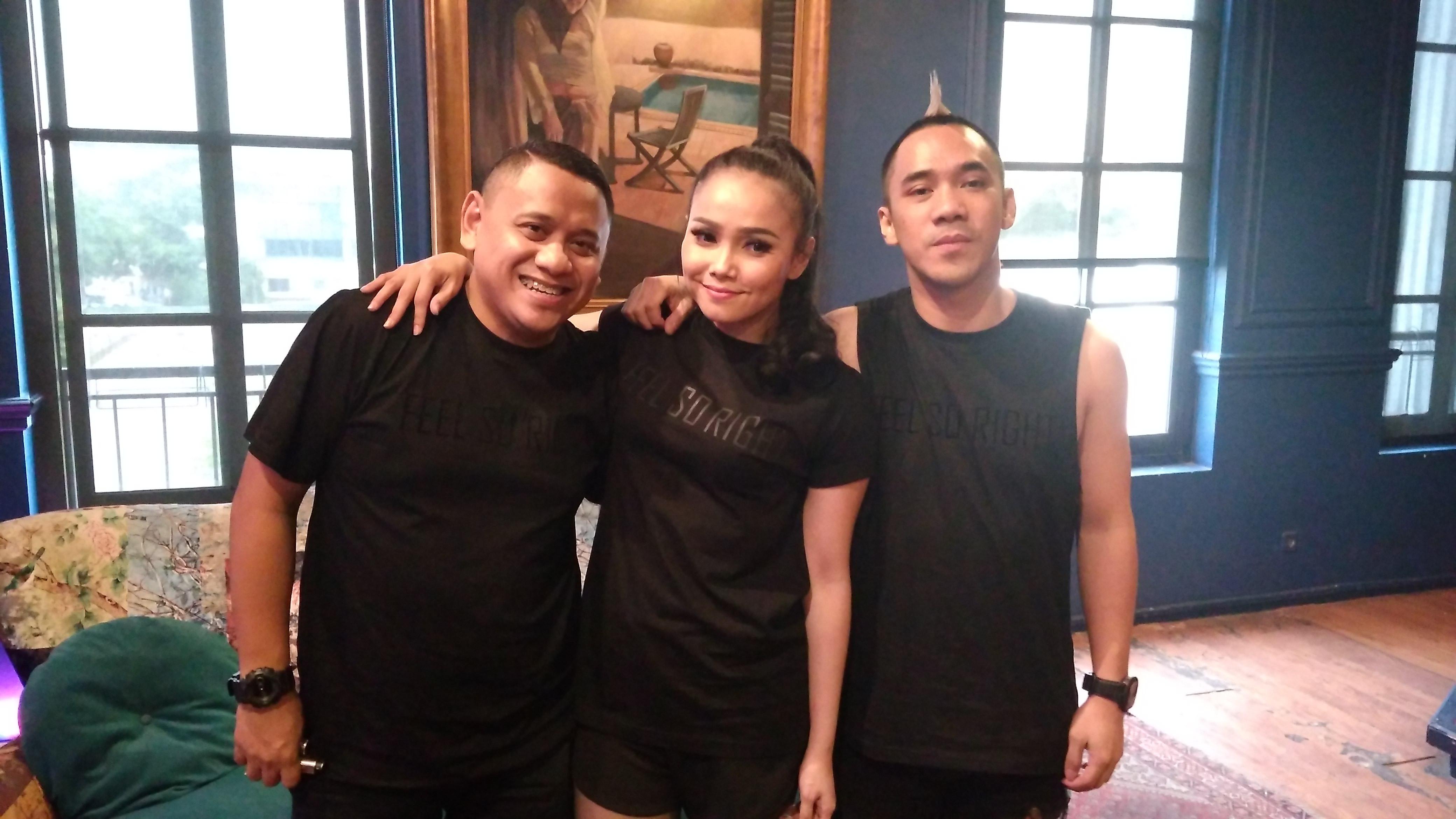 Pemain drum Ikmal Tobing bersama Ibeth Estrya dan DJ Goeslann. (Istimewa)
