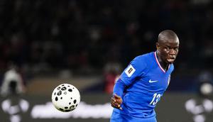 Gelandang Prancis bernomor punggung 13, N'Golo Kante, mengamati bola selama pertandingan kualifikasi Piala Dunia 2026 zona Eropa Grup D antara Prancis dan Ukraina di stadion Parc des Princes di Paris, pada 13 November 2025. (Dimitar DILKOFF/AFP)