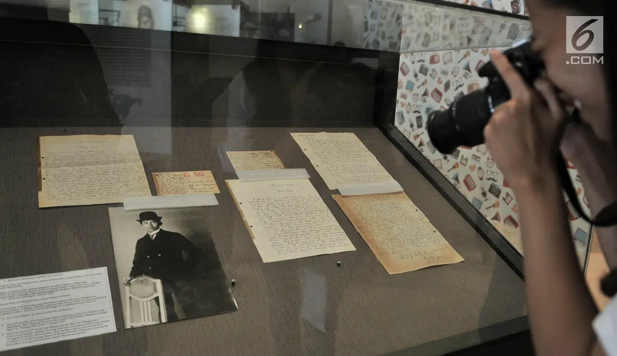 Pengunjung mengambil gambar surat yang dipamerkan dalam pameran Surat Pendiri Bangsa di Museum Nasional, Jakarta, Kamis (15/11). Pameran ini juga mengajak masyarakat untuk mengenang cerita terpendam di balik para tokoh. (Merdeka.com/Iqbal Nugroho)