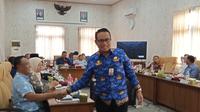 Kepala DPUTR Riyoso menyalami Tim Pansus Hak Angket Pemakzulan Bupati Pati Sudewo