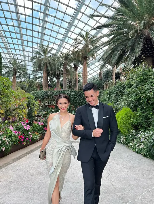 Nana Mirdad dan Andrew White saat menghadiri gala premiere series The Lord of the Rings: The Rings of Power yang digelar Prime Video di Singapura. (Foto: Instagram/nanamirdad_)