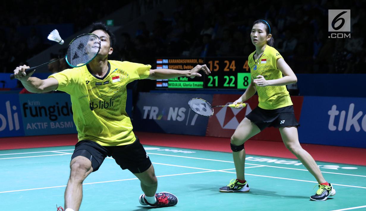 Ganda campuran Indonesia, Ricky Karandasuwardi/Debby Susanto mengembalikan kok ke arah Hafiz Faizal/Gloria Emanuelle Widjajapada 8 besar Indonesia Open 2018 di Istora GBK, Jakarta, Jumat (6/7). Hafiz/Gloria unggul. (Liputan6.com/Helmi Fithriansyah)