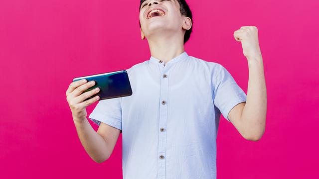 Ilustrasi bermain gim di ponsel, hp