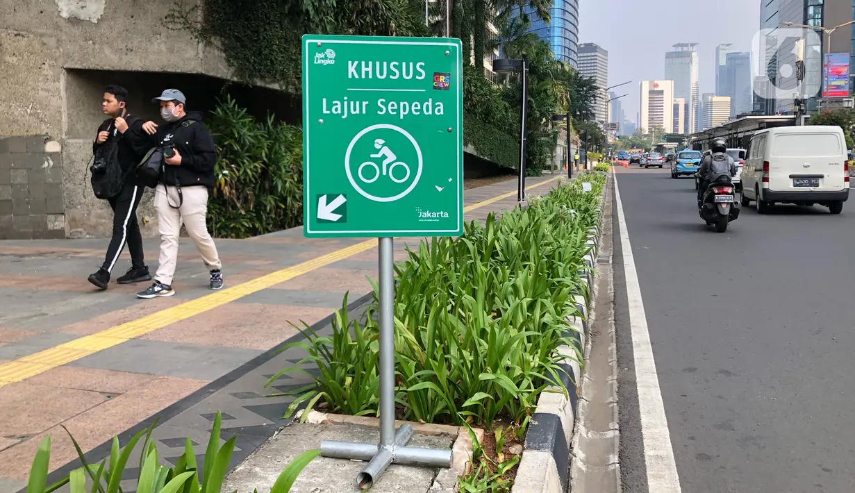 Tanda khusus lajur sepeda di Jalan MH Thamrin, Jakarta, Selasa (30/6/2020). Untuk menyikapi maraknya penggunaan sepeda sebagai sarana transportasi oleh masyarakat, Kementerian Perhubungan menyiapkan regulasi untuk pesepeda, khususnya aspek keselamatan. (Liputan6.com/Immanuel Antonius)