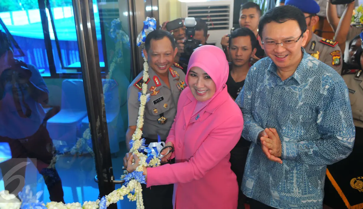 Gubernur DKI, Basuki Tjahaja Purnama (kanan) bersama Kapolda Metro Jaya, Irjen Tito Karnavian bersiap memotong pita pada peresmian Kantor Satrolda Ditpolair Polda Metro Jaya di Penjaringan, Jakarta, Sabtu (27/2). (Liputan6.com/Faisal R Syam)