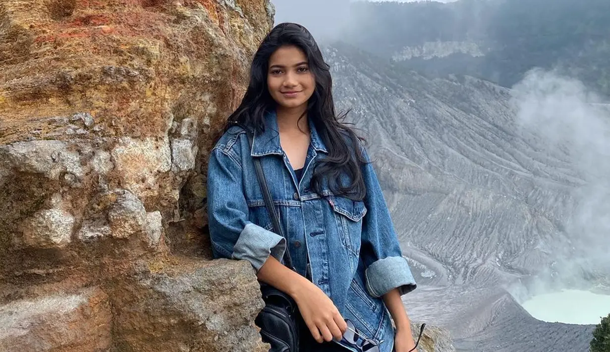 Pemilik nama lengkap Safira Ratu Sofya ini memang lebih sering tampil simpel dan casual. Salah satunya dengan gayanya memakai denim sebagai outer. (Liputan6.com/IG/@ratusfy_)