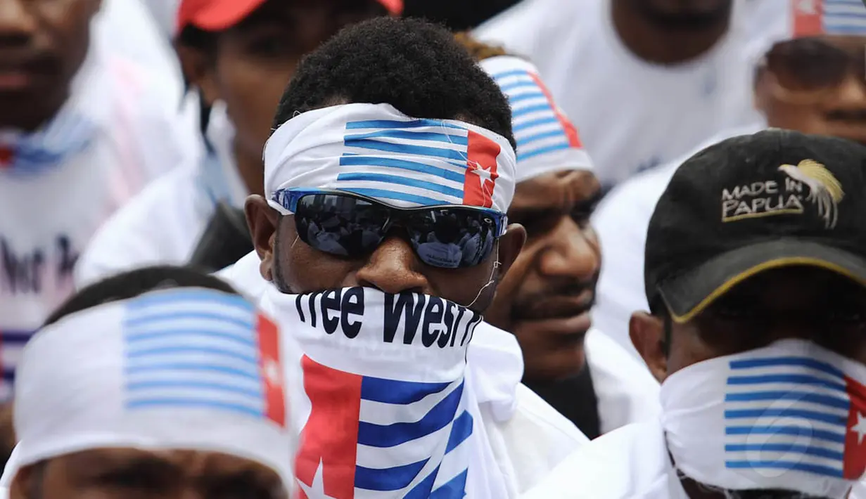 Aksi demo warga Papua berikat kepala lambang bintang kejora di Bundaran HI, Jakarta, Senin (1/12/2014). (Liputan6.com/Faizal Fanani) 