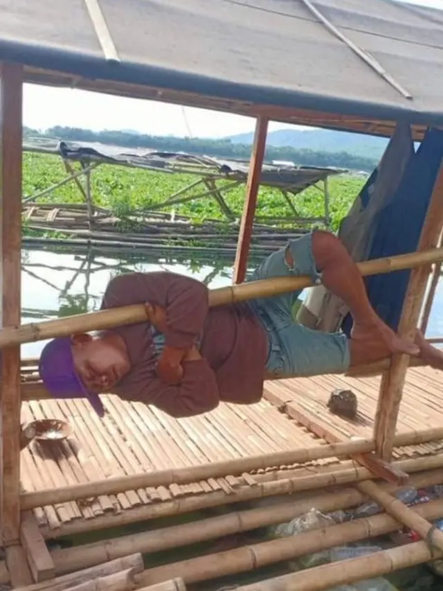 6 Potret Orang Tidur di Tempat Bebahaya Ini Bikin Merinding