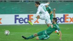 Tendangan pemain Sassuolo, Alessandro Matri, masih mampu dihadang bek Rapid Vienna dalam laga Grup F Liga Europa di Stadion Allianz, Wina, Jumat (21/10/2016) dini hari WIB. Rapid bermain imbang 1-1 melawan Sassuolo.. (Bola.com/Reza Khomaini)