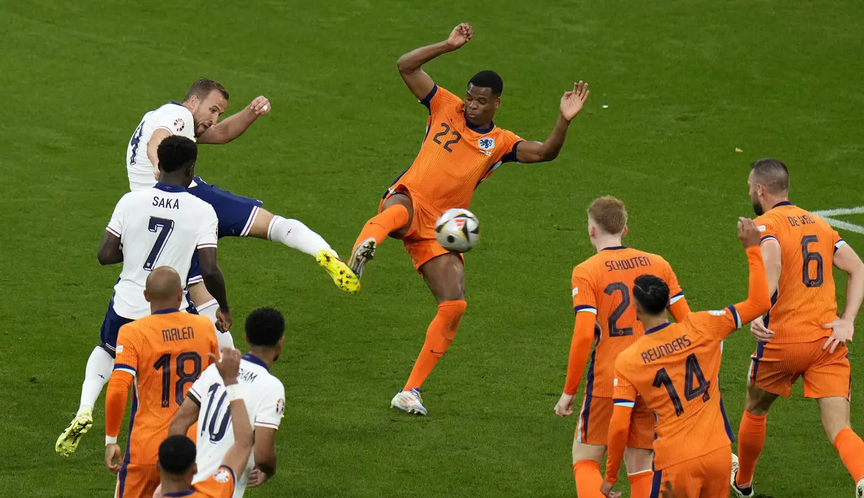 Inggris mampu bangkit dan menyamakan skor lewat penalti Harry Kane. (AP Photo/Hassan Ammar)