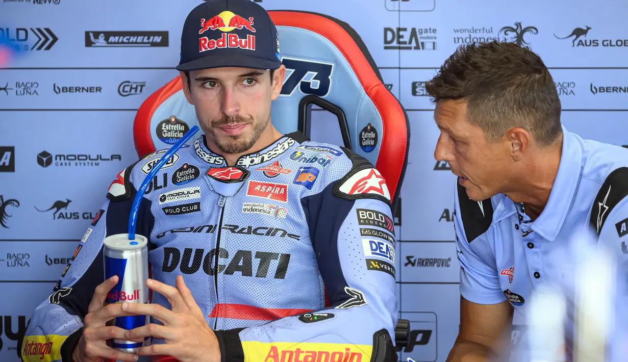 Pembalap Gresini Racing MotoGP asal Spanyol, Alex Marquez (kiri) berbincang sebelum dimulainya sesi latihan kedua MotoGP Austria di sirkuit Red Bull Ring di Spielberg, Austria, 16 Agustus 2024. (Jure Makovec/AFP)