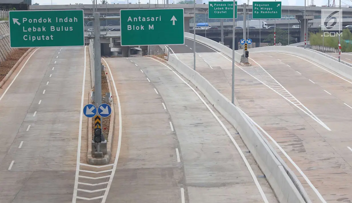 Rambu penunjuk arah terpasang di ruas Tol Depok-Antasari, kawasan Cilandak Timur, Jakarta, Minggu (23/9). Ruas Tol Depok-Antasari Seksi I membentang antara Antasari-Brigif. (Liputan6.com/Immanuel Antonius)