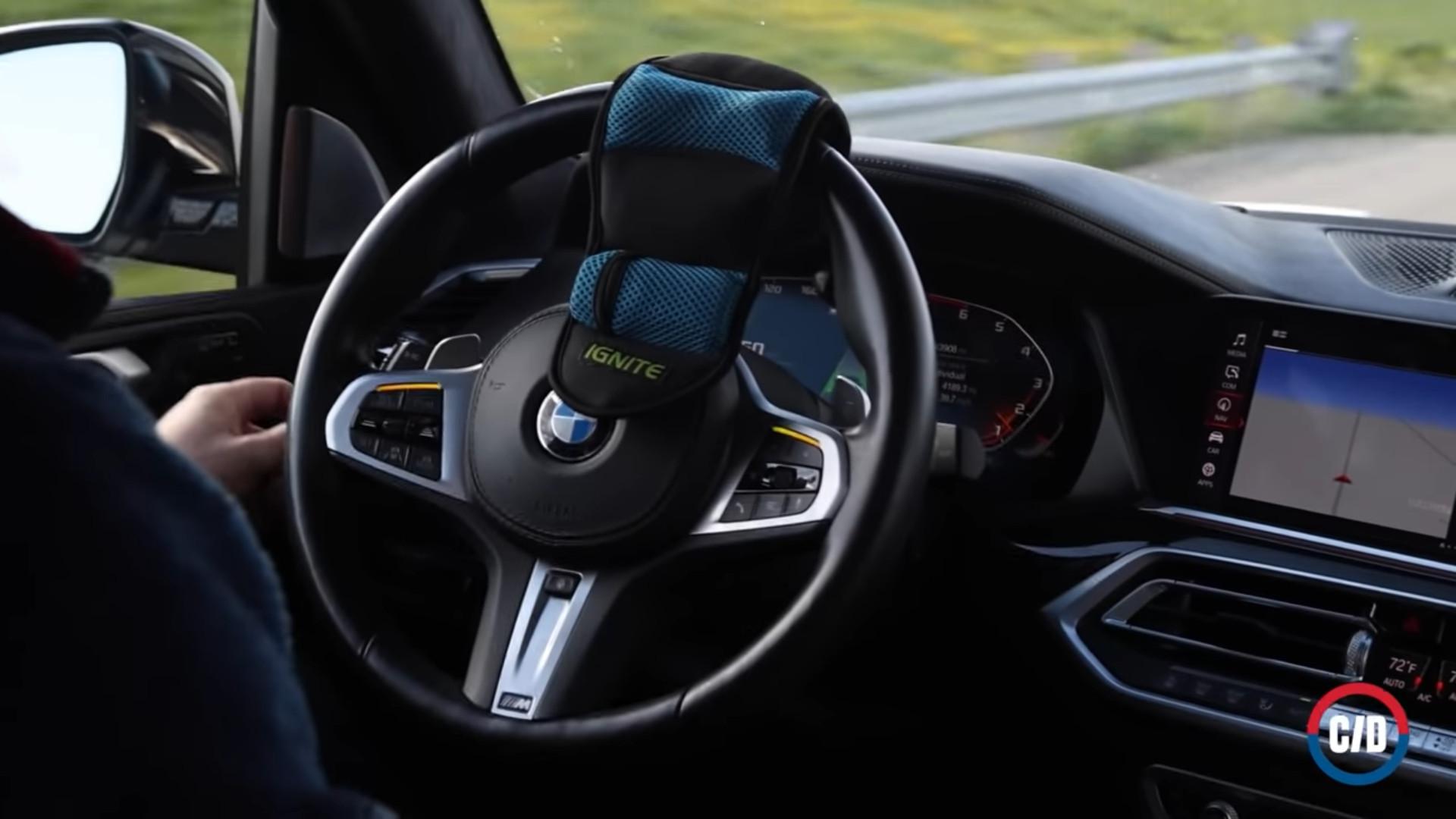 Tes kedua menggunakan pemberat (YouTube/Car and Driver)