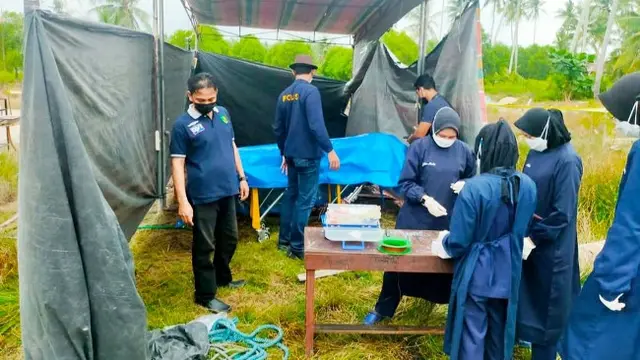 Tim Forensik Polda Riau membongkar makam korban pembunuhan di Kepulauan Meranti untuk dilakukan otopsi.